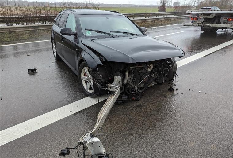 Audi-Fahrerin verliert Kontrolle: Auto nach Unfall auf A26 völlig zerstört Schwer beschädigter Audi