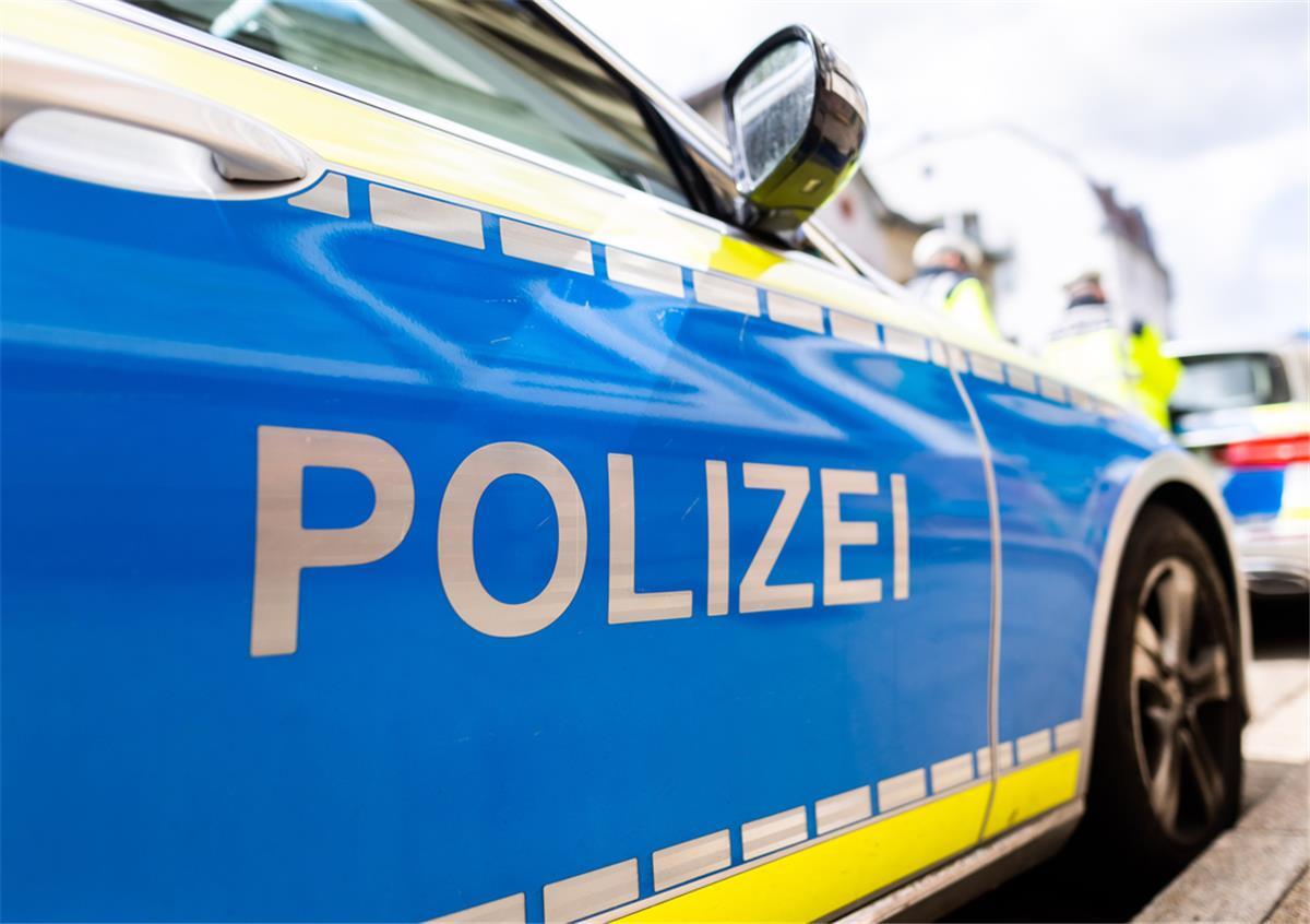 Bremerhaven: Bankmitarbeiterin vereitelt Betrug an Seniorin Polizeiauto