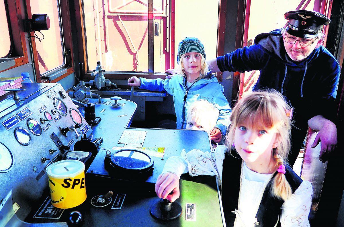 Bahnsteigfest: Für Kinder ging ein Traum in Erfüllung Eine aufregende Sache war die Fahrt auf der Lokomotive für (von hinten nach vorne) Jori (8), Kolja (3) und Vania (6). Lokomotivführer Stefan Rendant hatte natürlich alles im Blick und sorgte beim Bahnsteigfest für beeindruckende Erlebnisse.