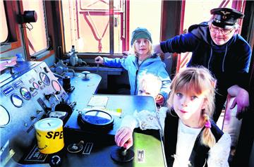 Eine aufregende Sache war die Fahrt auf der Lokomotive für (von hinten nach vorne) Jori (8), Kolja (3) und Vania (6). Lokomotivführer Stefan Rendant hatte natürlich alles im Blick und sorgte beim Bahnsteigfest für beeindruckende Erlebnisse.
