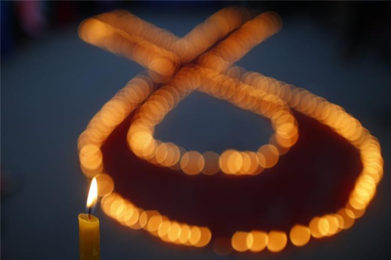 Welt-Aids-Tag: Jeder Vierte hat ungeschützten Sex Eine aus Kerzen geformte Aids-Schleife ist auf einer Veranstaltung im Vorfeld des Welt-Aids-Tags zu sehen.