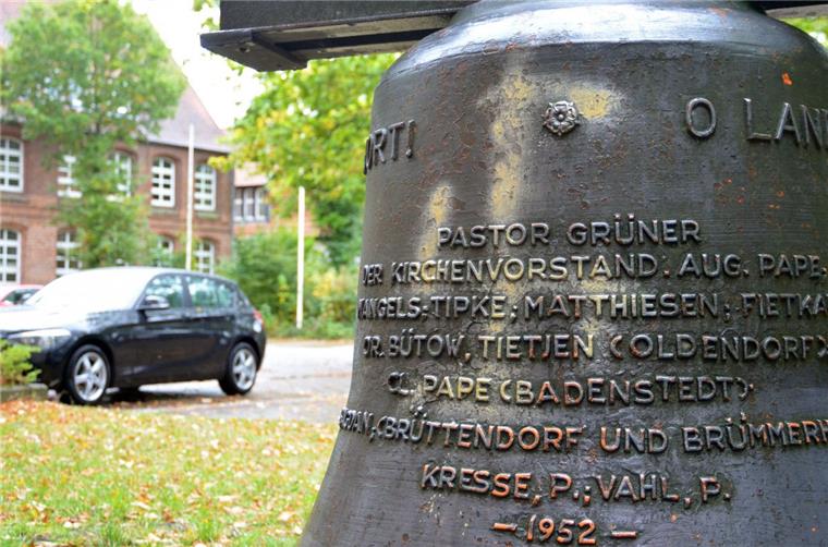 Zeven: Wer hat das Hakenkreuz an die Glocke geschmiert? Eine ausgediente Kirchenglocke in Zeven wurde von einem Unbekannten mit einem Hakenkreuz beschmiert.