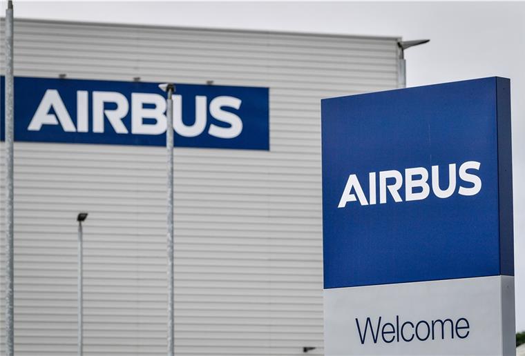 Eine Außenaufnahme einer Airbus-Fabrik. Der Flugzeugbauer Airbus will wegen der Luftfahrt-Krise weltweit 15.000 Stellen streichen.