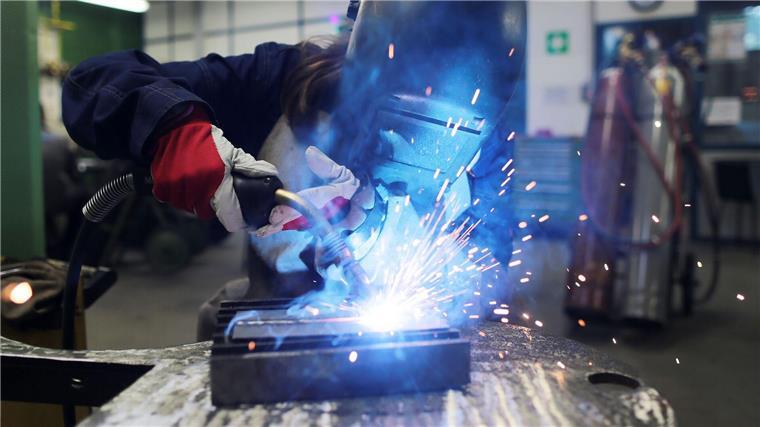 Zahl der Ausbildungsverträge in Niedersachsen gesunken Eine Auszubildende zur Schweißerin arbeitet an einem Stück Metall.