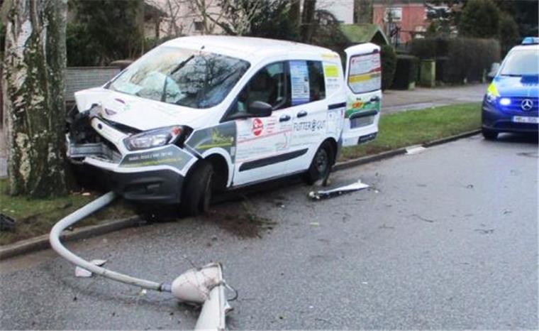 Bremerhaven: Frau (34) fährt gegen Laternenmast Eine Autofahrerin ist in Bremerhaven gegen einen Laternenmast gefahren. Das Teil knickte um.