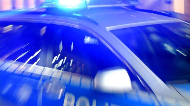 Polizei ermittelt: Rollerfahrer bedrohen Frau und beschädigen Audi Ein Streifenwagen der Polizei steht mit eingeschaltetem Blaulicht auf der Straße.