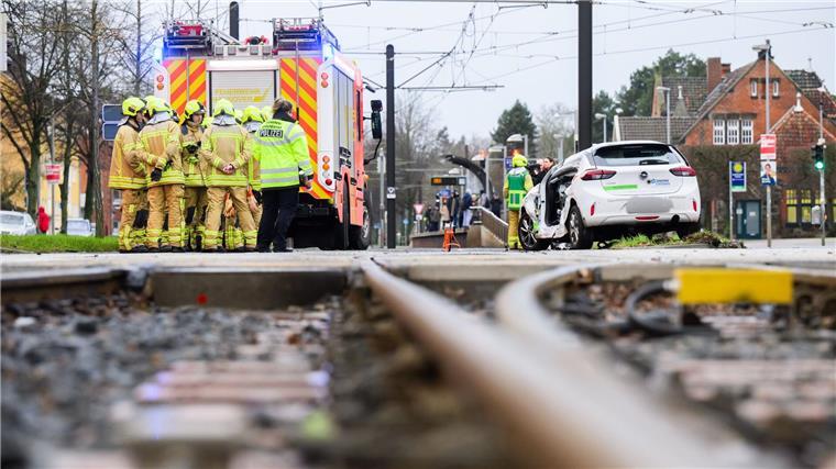 Eine Autofahrerin wurde bei der Kollision mit einer Stadtbahn schwer verletzt. 