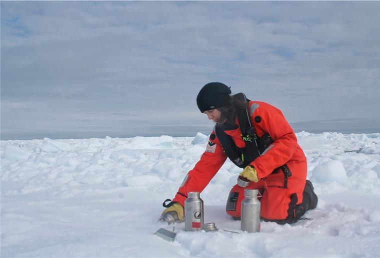 „Polarstern“ kehrt heute nach Bremerhaven zurück Eine AWI-Wissenschaftlerin sammelt auf dem Eis Schneeproben, um sie auf Mikroplastik zu untersuchen.