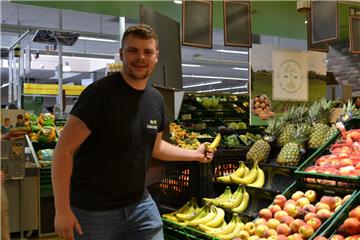 Eine Bananenflanke kennen die beiden Fußball-Fans Mathis Burkhardt (Foto: Hansen) und Till Rudloff, Mitarbeiter im Edeka-Aktiv-Markt Berndt in Schiffdorf, natürlich. „Das ist eine Flanke, die in einem schönen Bogen geschlagen wird“, weiß Burkhardt. Beim Nachmachen im Supermarkt tun die beiden sich aber ein bisschen schwer. Aber die Banane wird ja nur per Hand geworfen. Spaß haben die beiden aber jede Menge. Bleibt die Frage, ob die beiden jungen Kerle, 18 und 23 Jahre jung, auch den „Begründer“ des Begriffs kennen: den einstigen HSV-Verteidiger Manfred alias Manni Kaltz, der in den 70er Jahren mit seinen Flanken, die krumm wie eine Banane waren, den Mittelstürmer Horst Hrubesch perfekt bediente, der sie wiederum regelmäßig ins Tor köpfte. Da schütteln die Jungspunde den Kopf. „Das ist zu lange her“, sagt Burkhardt. (ih)