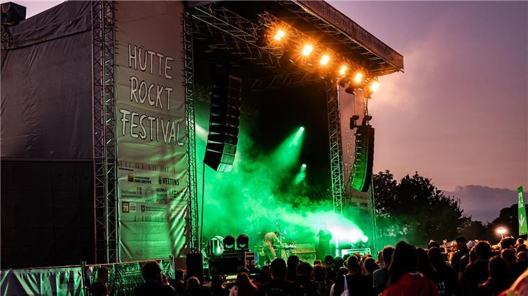 Eine Band spielt auf dem Hütte-Rockt-Festival.