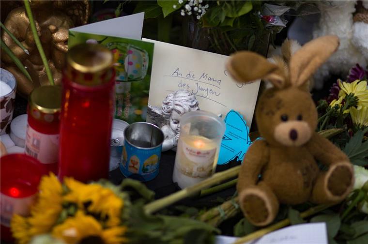 Mutmaßlicher Täter von Frankfurt seit Tagen in der Schweiz gesucht Eine Beileidskarte adressiert an die Mutter des getöteten Jungen steht am Bahnsteig 7 im Frankfurter Hauptbahnhof.