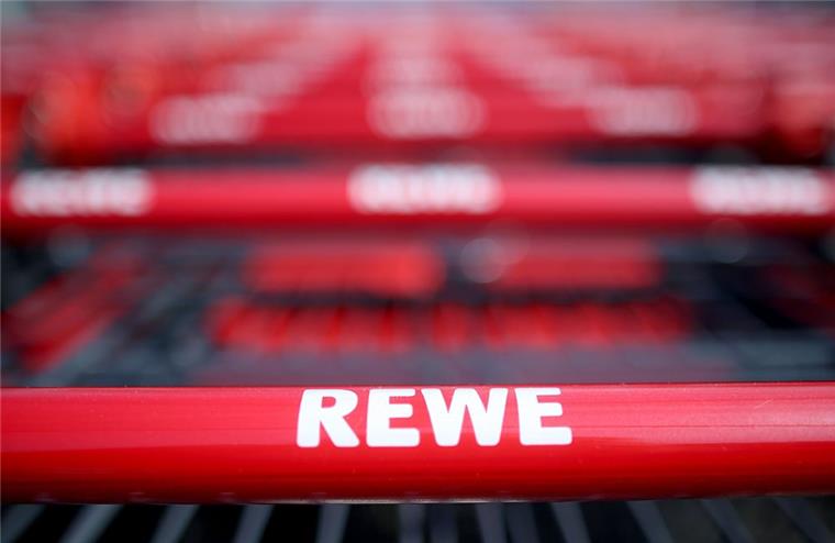 Folie in der Füllung möglich: Diese Rewe-Pasta wird zurückgerufen Rewe-Einkaufswagen stehen in einer Reihe.