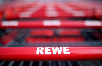 Rewe-Einkaufswagen stehen in einer Reihe.