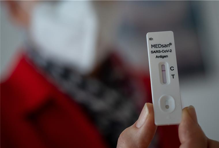 Bremervörde: Corona kostet erneut Menschenleben Eine Besucherin in einem Alten- und Pflegeheim hält ihren negativen Corona-Schnelltest in der Hand. Das Virus hat dennoch den Weg in viele Heime gefunden.