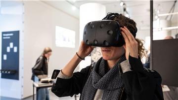 Eine Besucherin steht mit einer 3D-Brille in der Sonderausstellung „Digitaler Wald“ im Forum Wissen.