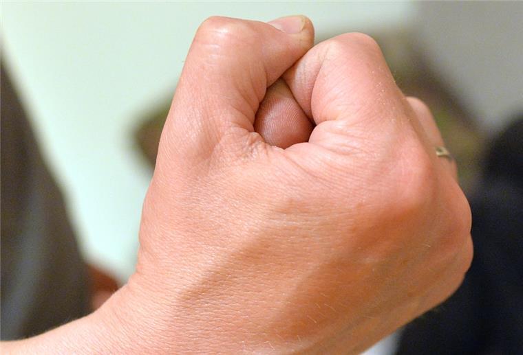 Wulsdorf: Weinende Frau (32) rastet plötzlich aus Eine betrunkene Frau hat ihren Frust an einer Haustür abgeladen.