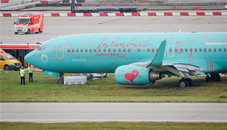 Flughafen Stuttgart nach Zwangspause wieder in Betrieb Eine Boeing 737-800 der Fluggesellschaft Sunexpress Deutschland ist in Stuttgart von der Landebahn abgekommen.