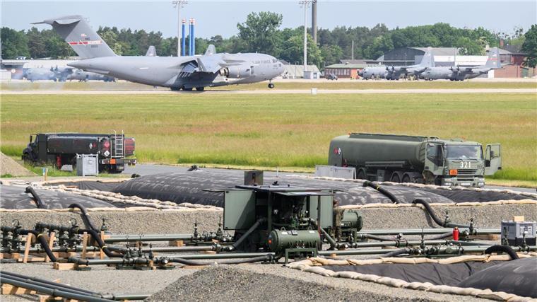 Bundeswehr: Tanklager für Übung „Air Defender“ in Betrieb Eine Boeing der United States Air Force landet in Sichtweite eines errichteten Feldtanklagers.