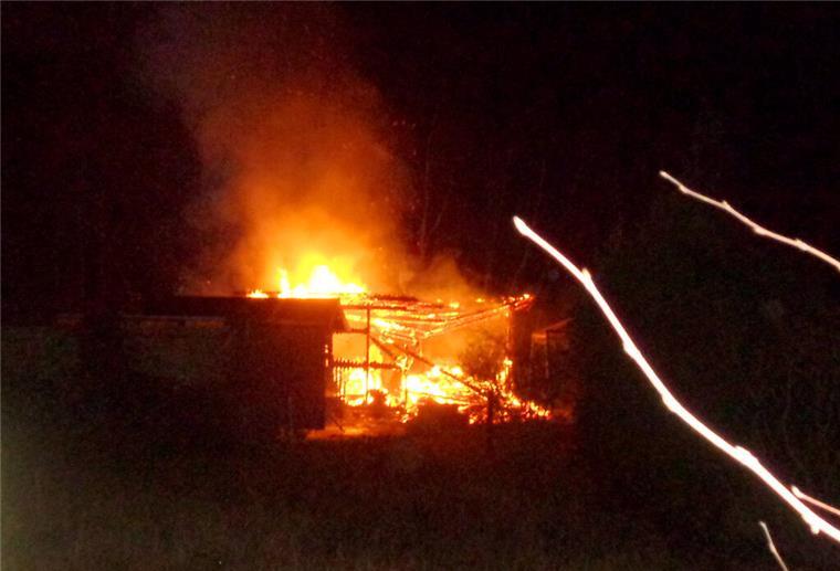 Eine brennende Gartenlaube, ähnlich wie auf diesem Bild, sorgte in der Nacht zu Sonnabend für einen größeren Einsatz für die Feuerwehr Bremerhaven. (Symbolbild)