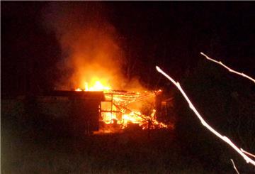 Eine brennende Gartenlaube, ähnlich wie auf diesem Bild, sorgte in der Nacht zu Sonnabend für einen größeren Einsatz für die Feuerwehr Bremerhaven. (Symbolbild)