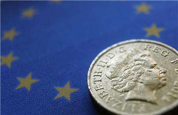 Eine britische Ein-Pfund-Münze liegt  auf einer Europafahne.