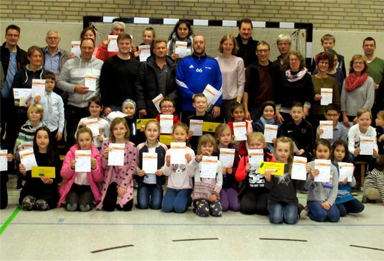 Sportabzeichen: Der TSV Sellstedt lädt ein Eine buntes Team aus jung und alt: 82 Sportabzeichen erwarben die Teilnehmerinnen und Teilnehmer 2019 beim TSV Sellstedt.