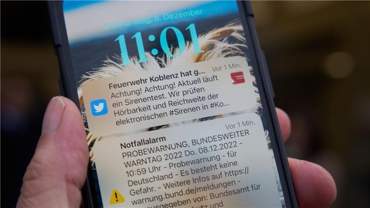 Eine Cell-Broadcast-Botschaft ist auf dem Display eines Smartphones zu sehen.