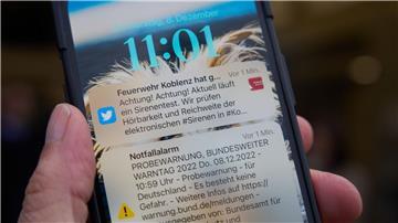 Eine Cell-Broadcast-Botschaft ist auf dem Display eines Smartphones zu sehen.