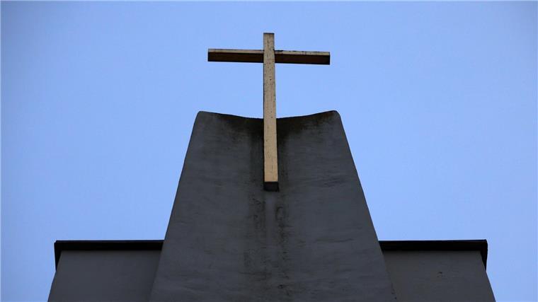 Abschiedsgottesdienst für früheren Osnabrücker Bischof Bode Eine christliche Kirche im Morgengrauen.