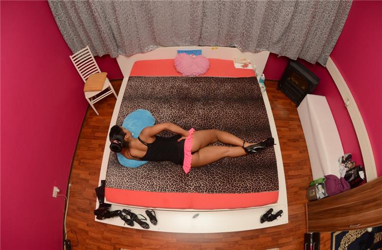 Eine Dame posiert in einem Bordell auf ihrem Bett. Anfang Juli ist das neue Prostituiertenschutzgesetz in Kraft getreten, wonach weibliche wie männliche Sexarbeiter zwingend unter anderem eine Gesundheitsberatung absolvieren müssen.