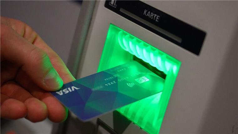 Kritik wegen unterschiedlich viel Bargeld für Flüchtlinge Eine Debitkarte, mit der Flüchtlinge zahlen können, wird bei einer Pressekonferenz gezeigt.