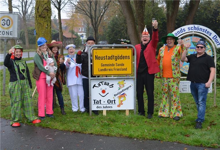 Eine Delegation aus Butjadingen war am Donnerstag nach Neustadtgödens gefahren, um dort den neuen Tataah-Tatort zu verkünden.