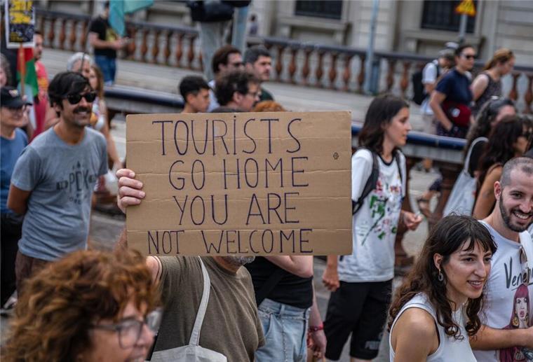 „Very demure“: Der Sommer ‚24 von A bis Z Eine Demonstration gegen Massentourismus in Barcelona. (Archivbild)