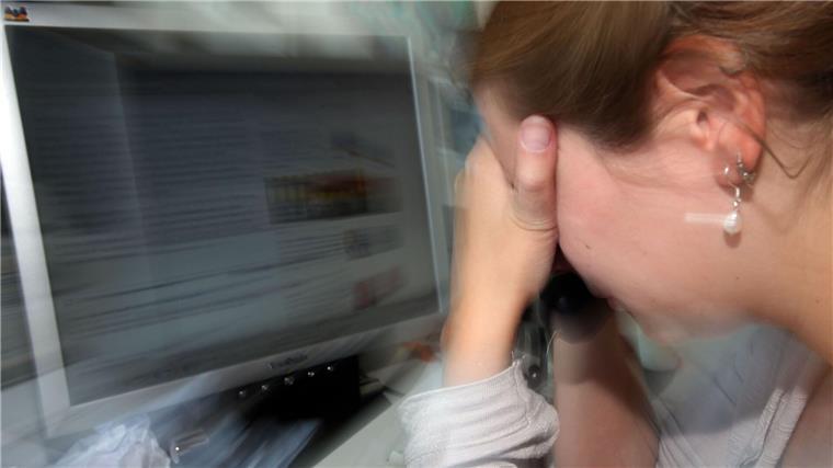 Eine depressive Frau an ihrem Arbeitsplatz.