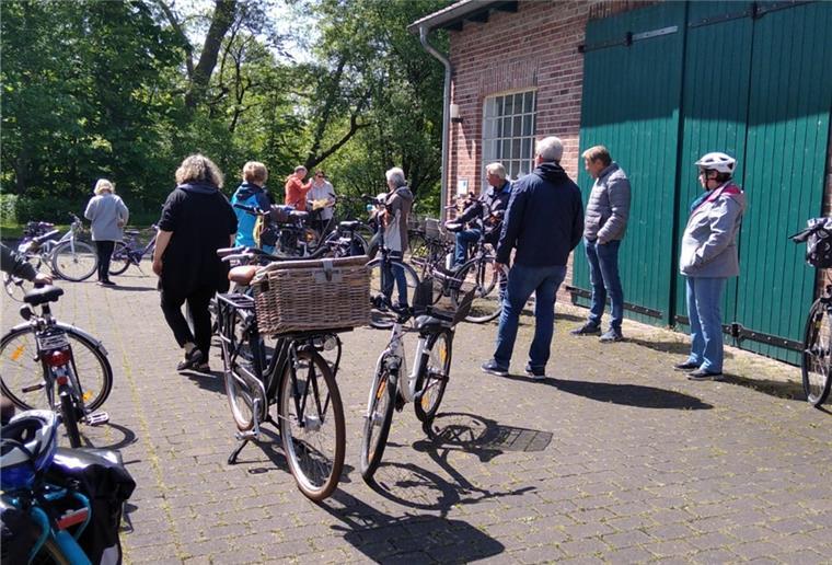 „Börde auf dem Rad“ übertrifft alle Erwartungen Eine der 22 Stationen war die „Alte Schmiede“ in Malstedt. Viele Radler machten hier unabhängig voneinander über den Tag verteilt einen kurzen Halt.