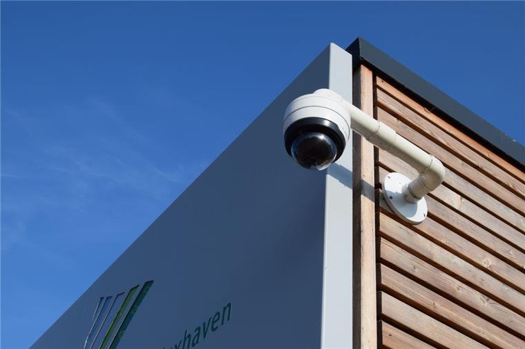 Bad Bederkesa: Kamera hat Gully-Werfer nicht "gesehen" Eine der beiden Kameras an der „rad+bus Station“ – sie überwacht den engsten Bereich und ist deshalb bei der Aufklärung der Tat an der Haltestelle nicht behilflich.