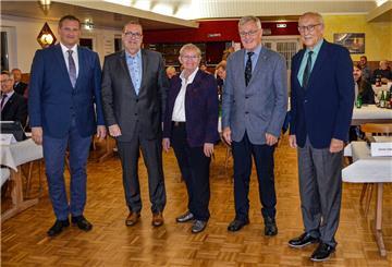 Eine der ersten Entscheidungen des neuen Rates: Thorsten Krüger (SPD, Zweiter von links) ist als alter und neuer Bürgermeister der Stadt Geestland vereidigt. Zu seinen ehrenamtlichen Stellvertretern wurden gewählt (von links) Claus Seebeck, Ellen Frank (beide CDU) und Günter Diekhoff (SPD). Im Amt als Ratsvorsitzender bestätigt wurde – ebenfalls einstimmig – Steffen Tobias (CDU, rechts).