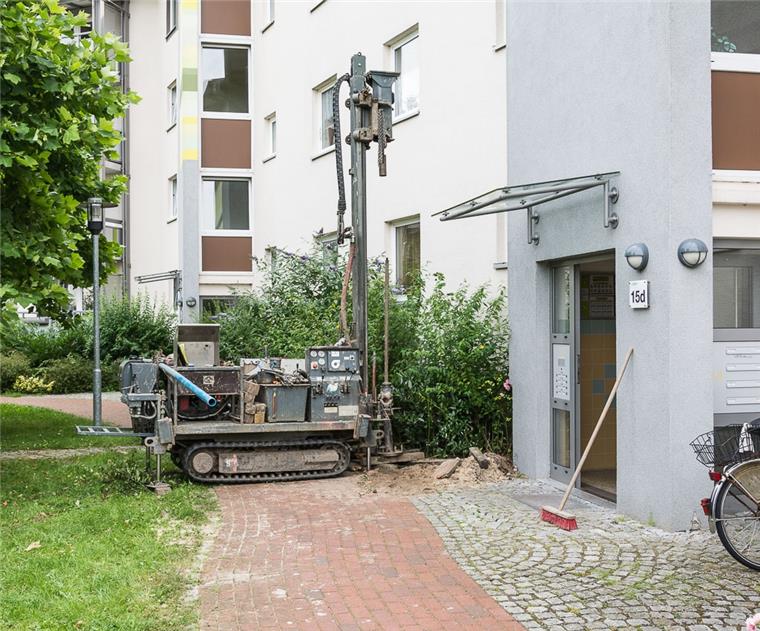 Grundwasseranstieg: Gewoba lässt Messstellen bohren Eine der Gewoba-Messstellen wurde in der Braunstraße gebohrt. Beobachtet hat die Aktivitäten Albin Gorges während eines Spaziergangs. Gorges selbst wohnt in der Flettnerstraße. Er muss in seinem Keller jeden Tag eindringendes Wasser mit einem Feudel aufnehmen.