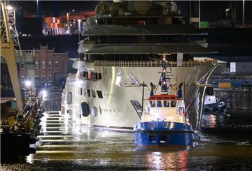Die Yacht "Dilbar" - eine der teuersten Yachten der Welt - verlässt ihr Dock in Hamburg.