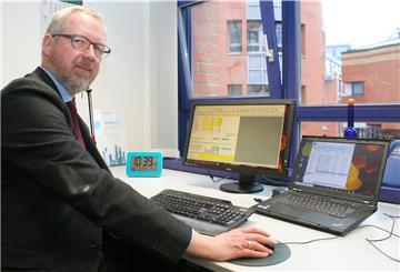 Eine der Hauptaufgaben von Dr. Joachim Henke: Das Ausfüllen von Formularen zur Beantragung von Fördergeldern.