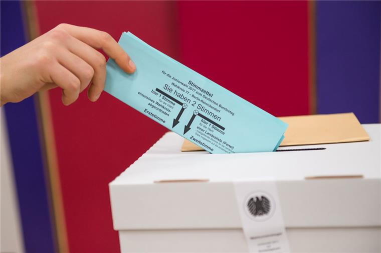 Tarmstedter Schüler simulieren die Bundestagswahl Eine deutlich höhere Wahlbeteiligung als vor knapp fünf Jahren verzeichnete die Wahlleitung mit 64,8 Prozent für den Landkreis Rotenburg.