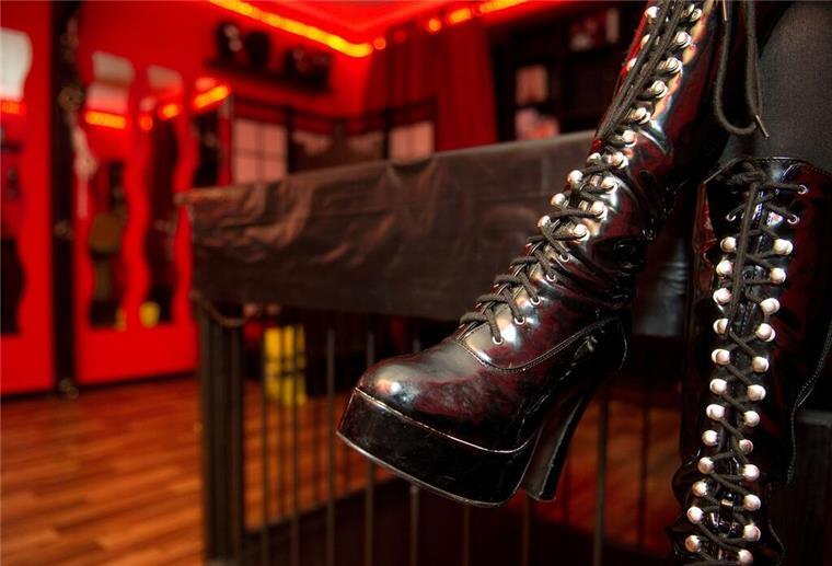 „24/7-Sklave“ zahlt über 200.000 Euro an Domina - Nun steht sie vor Gericht Eine Domina sitzt in Hamburg in einem Studio.
