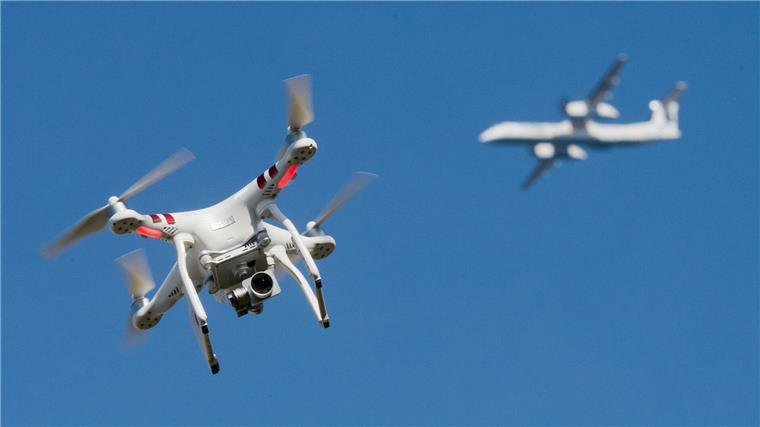 Drohne legt Flughafen Hannover lahm – Polizei ermittelt Eine Drohne beeinträchtigte den Flugverkehr am Flughafen Hannover eine halbe Stunde lang, weil sie sich in der Einflugschneise des Flughafens aufhielt. (Symbolbild)
