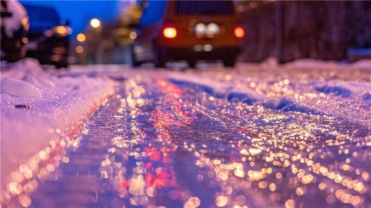 Kaum Verkehrsunfälle trotz Glätte und Schneefall Eine dünne Eisschicht überzieht am frühen Morgen eine Straße.