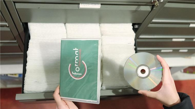 Eine DVD mit Cover der Videothek des Filmkunstvereins Format.