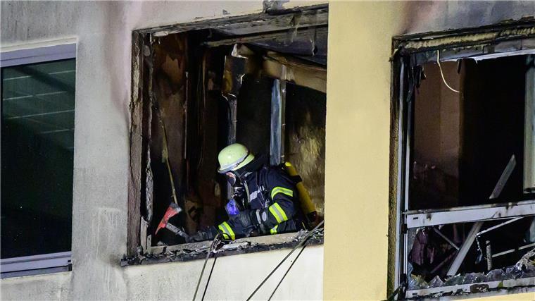 Feuer in Krankenhaus: Vier Menschen sterben, viele Verletzte Eine ehrenamtliche Einsatzkraft der Feuerwehr arbeitet beim Brand im Krankenhaus.