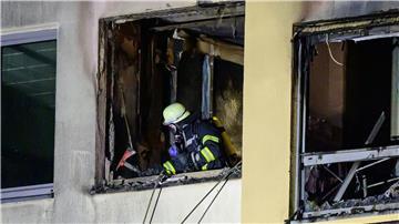 Eine ehrenamtliche Einsatzkraft der Feuerwehr arbeitet beim Brand im Krankenhaus.