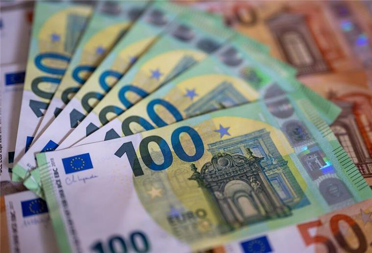 18-Jährige findet Tasche mit 3.500 Euro und bringt sie zur Polizei Eine ehrliche Finderin gibt eine Tasche mit über 3.500 Euro bei der Polizei ab.