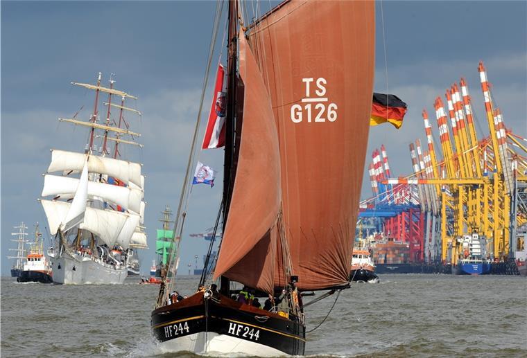 „Dar Mlodziezy“ kommt überraschend nach Bremerhaven Eine Einlaufparade wie bei der Sail wird es zu den Maritimen Tagen im August zwar nicht geben, aber die Zahl der Kurs auf Bremerhaven nehmenden Großsegler steigt. Auch die "Dar Mlodziezy" (links im Bild) ist nun dabei.