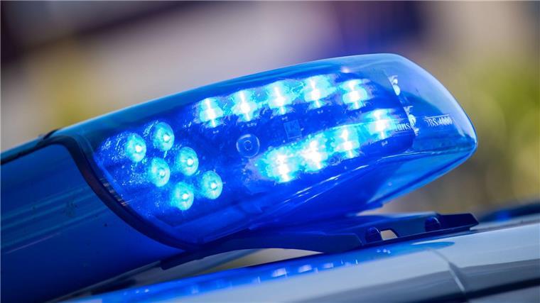 Streifenwagen stößt auf Einsatzfahrt mit Auto zusammen Eine Einsatzfahrt im Landkreis Holzminden endete für einen Streifenwagen mit einem schweren Unfall. (Symbolbild)